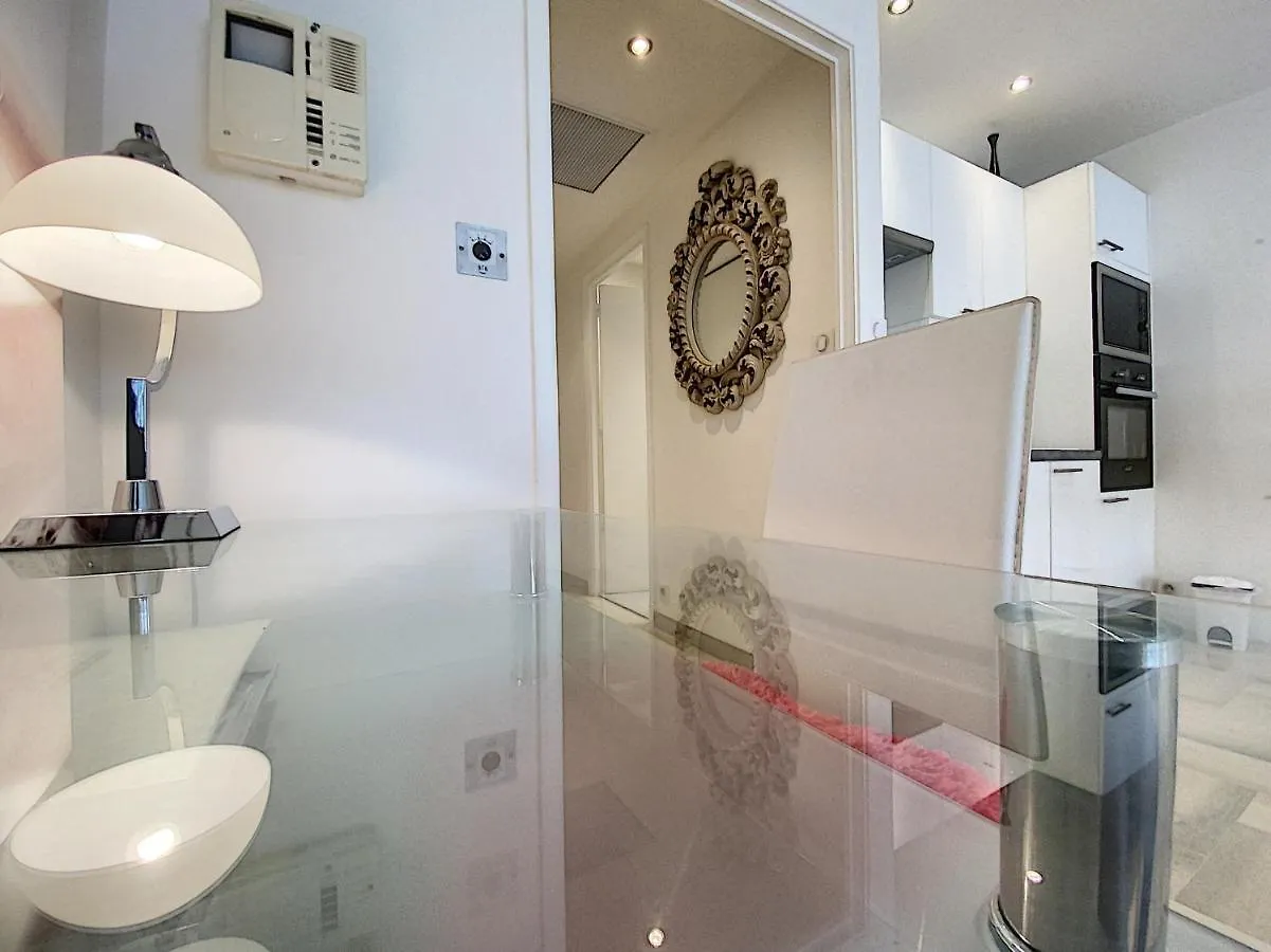 Gray D Albion Thi235 Apartment Cannes