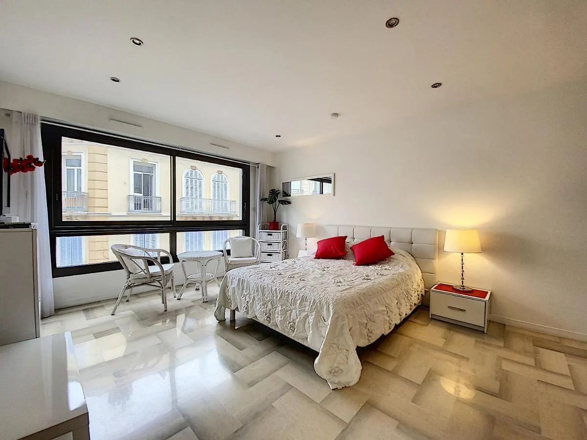 Gray D Albion Thi235 Apartment Cannes